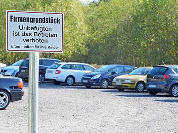 Was jetzt noch Parkplatz ist, soll bald mit einer neuen Halle bebaut werden. Foto: Rainer Lutz