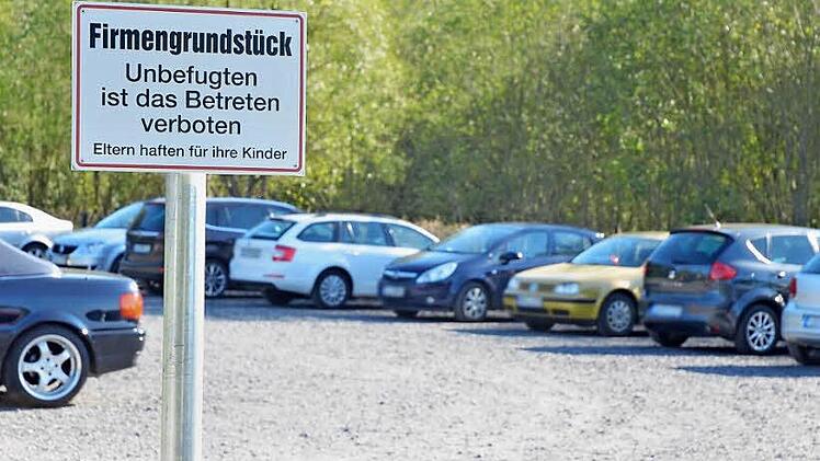Was jetzt noch Parkplatz ist, soll bald mit einer neuen Halle bebaut werden. Foto: Rainer Lutz