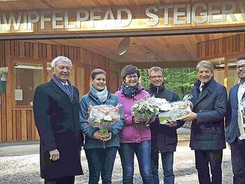 Landrat Johann Kalb (l.), MdL Heinrich Rudrof (2. v. r.) und das Leitungsteam des Baumwipfelpfades, Miriam Langenbucher und Jonas Duscher, mit Michael und Silvia Find  Foto: Bayerische Staatsforsten/Duscher
