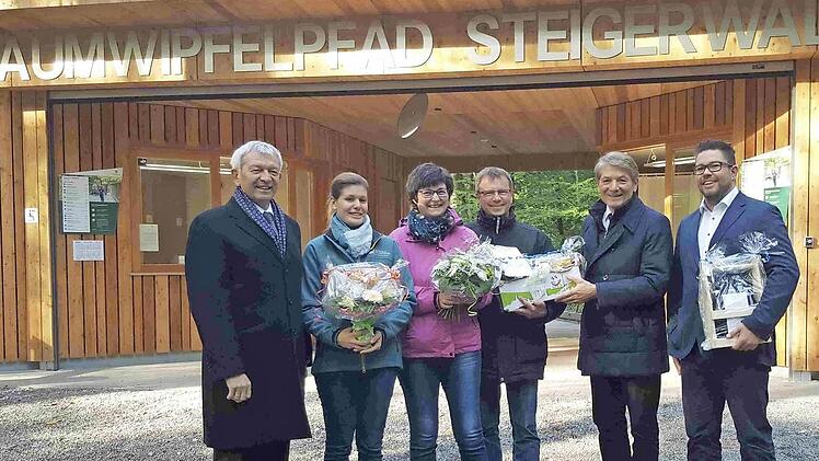 Landrat Johann Kalb (l.), MdL Heinrich Rudrof (2. v. r.) und das Leitungsteam des Baumwipfelpfades, Miriam Langenbucher und Jonas Duscher, mit Michael und Silvia Find  Foto: Bayerische Staatsforsten/Duscher