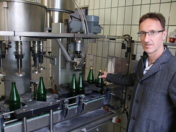 Hubert Kirchner vom Gebäudemanagement der Staatsbad GmbH zeigt die kleine Abfüllanlage mit gerade einmal sechs Flaschen-Plätzen. Foto: Ralf Ruppert