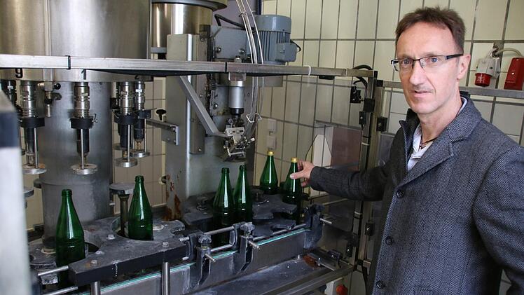 Hubert Kirchner vom Gebäudemanagement der Staatsbad GmbH zeigt die kleine Abfüllanlage mit gerade einmal sechs Flaschen-Plätzen. Foto: Ralf Ruppert