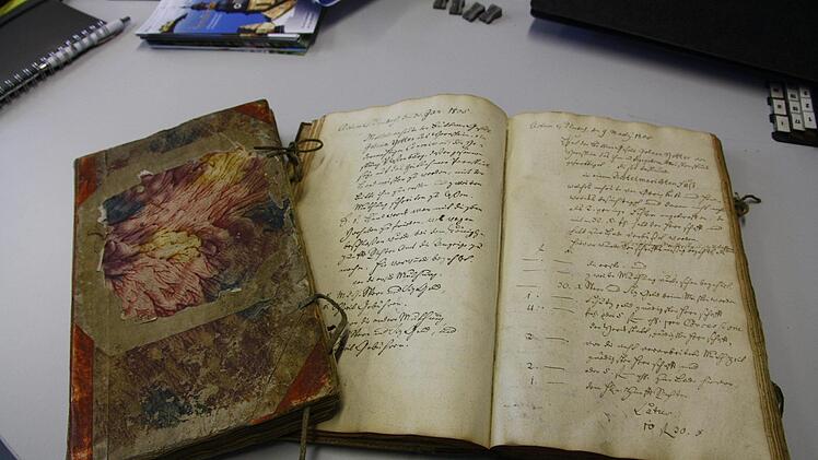 Von 1709 von 1777 war das Buch links in Gebrauch. In allen Bänden erfolgten die Einträge in gestochen scharfer, für Menschen von heute freilich schwer lesbarer Schrift. Foto: Katrin Geyer