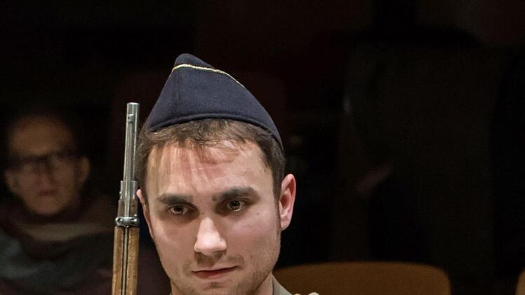"Die Geschichte vom Soldaten": Valentin Kleinschmidt verkörpert in Coburger die Titelpartie.Proben-Foto Jochen Berger
