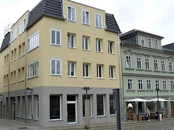 Seit Sommer 2017 wird über die Fassade des Hauses Albertsplatz 4 diskutiert. Der Stadtrat lehnte es am Mittwoch ab, eine Umgestaltung zu veranlassen. Er sei nicht zuständig. Foto: Oliver Schmidt/CT-Archiv