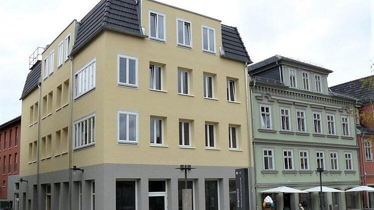 Seit Sommer 2017 wird über die Fassade des Hauses Albertsplatz 4 diskutiert. Der Stadtrat lehnte es am Mittwoch ab, eine Umgestaltung zu veranlassen. Er sei nicht zuständig. Foto: Oliver Schmidt/CT-Archiv