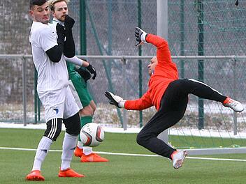 Im Testspiel gegen Neudrossenfeld hütete Matthias Götz bereits das Tor der SpVgg Jahn Forchheim - und möchte dies auch zum Pflichtspielauftakt am Freitag in Weiden tun. Womöglich wird die Partie aber abgesagt. Limmer/Archiv