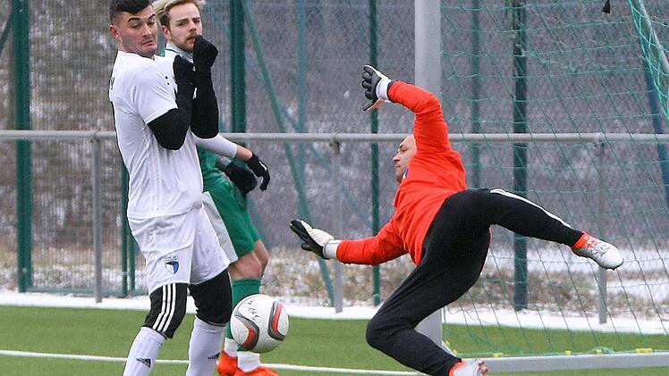 Im Testspiel gegen Neudrossenfeld hütete Matthias Götz bereits das Tor der SpVgg Jahn Forchheim - und möchte dies auch zum Pflichtspielauftakt am Freitag in Weiden tun. Womöglich wird die Partie aber abgesagt. Limmer/Archiv