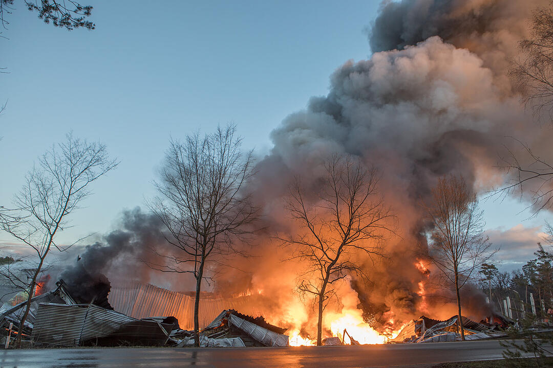 Giftige Rauchwolke über Mittelfranken: Lagerhalle in Roth steht in Flammen