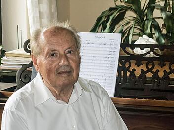 Der in Ahorn lebende Komponist Gerhard Deutschmann wird am Freitag 85 Jahre alt. Im Hintergrund: die Partitur seiner 2. Sinfonie, die im nächsten Jahr ihre Uraufführung erleben wird.Foto: Jochen Berger