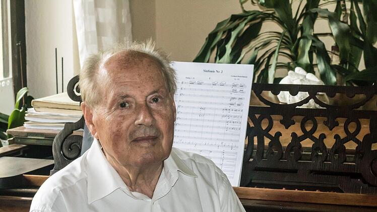 Der in Ahorn lebende Komponist Gerhard Deutschmann wird am Freitag 85 Jahre alt. Im Hintergrund: die Partitur seiner 2. Sinfonie, die im nächsten Jahr ihre Uraufführung erleben wird.Foto: Jochen Berger