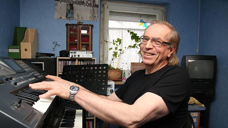 Dieter Hübner an einem seiner zahlreichen Keyboards. Unter anderem profitiert "CJ & The Sunshine Gang" von seinen Tastenkünsten.