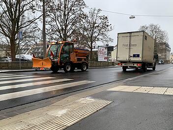 Vorsichtig fahren, darum hat heute morgen das Polizeipräsidium Unterfranken wegen Schnee und Eisglätte die Autofahrer im Landkreis Bad Kissingen gebeten. Unser Foto zeigt ein Räumfahrzeug in Bad Kissingen. Foto: Annett Lüdeke