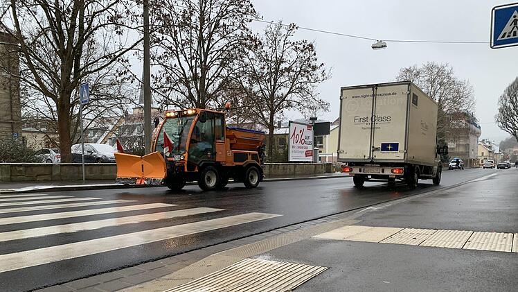 Vorsichtig fahren, darum hat heute morgen das Polizeipräsidium Unterfranken wegen Schnee und Eisglätte die Autofahrer im Landkreis Bad Kissingen gebeten. Unser Foto zeigt ein Räumfahrzeug in Bad Kissingen. Foto: Annett Lüdeke