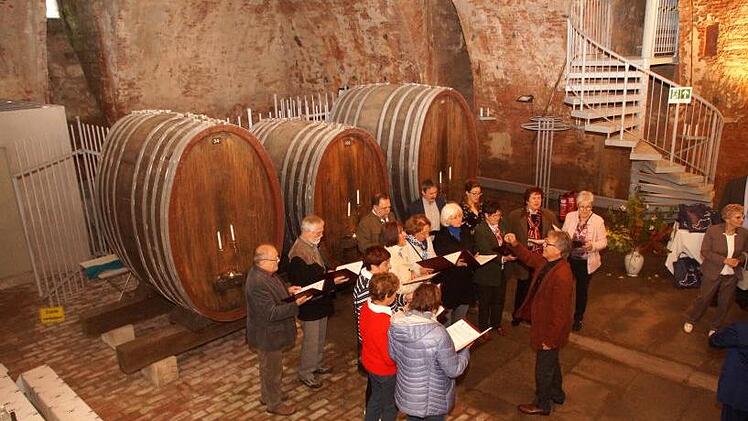 Der Liederkranz 1861 Ebrach singt im Abt Degen-Keller.Joseph Beck