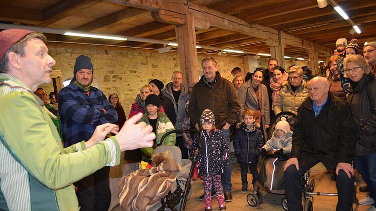 Ron Endrich begeistert die Besucher mit allerlei Zaubertricks und zu späterer Stunde mit einer beeindruckenden Feuershow. Foto: Gabi Bertram