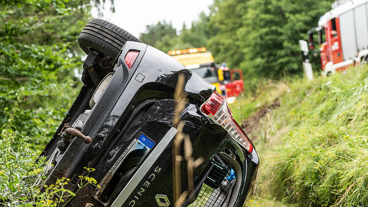 Auto ger&auml;t auf Gegenfahrbahn: drei Verletzte