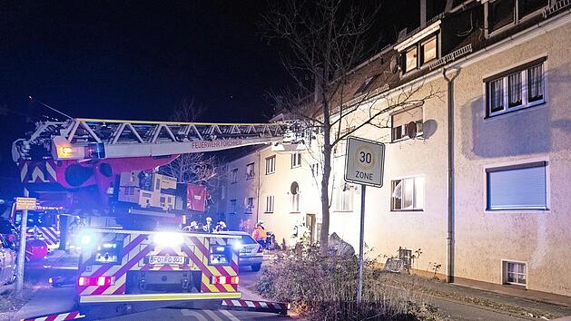 Die Feuerwehr setzte bei ihrem Einsatz in der Weberstra&szlig;e eine Drehleiter ein.