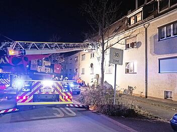 Die Feuerwehr setzte bei ihrem Einsatz in der Weberstraße eine Drehleiter ein.