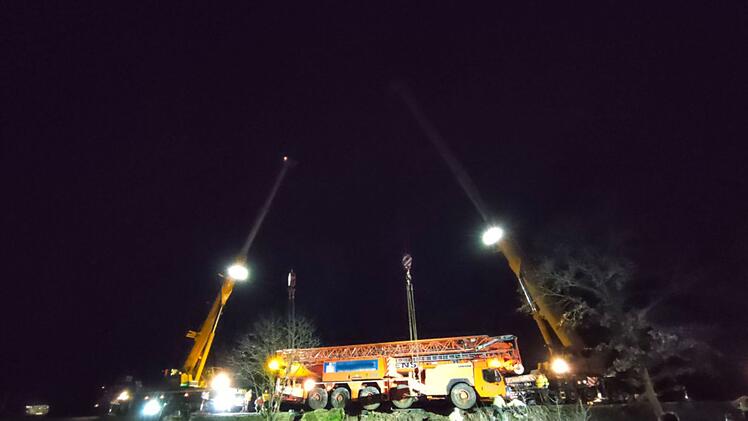 Landkreis Forchheim: Schwerlastkran kurz vor dem Absturz - Kurioser Einsatz der Feuerwehr