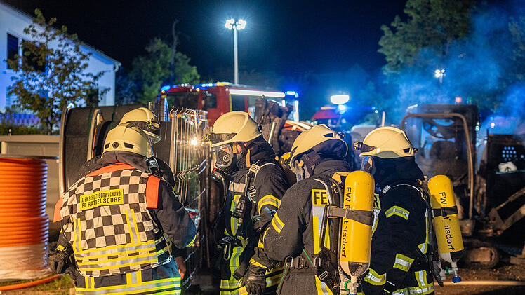Rattelsdorf: Unbekannte setzen mehrere Baumaschinen in Brand - 300.000 Euro Schaden
