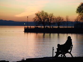 Mann am Ufer des Bodensees