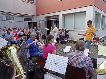 Knapp 80 Musiker m&uuml;ssen von den beiden Dirigenten (l.) Wolfgang Wirsching und Michael Stettner perfekt abgestimmt werden. Dabei ist Konzentration gefragt.