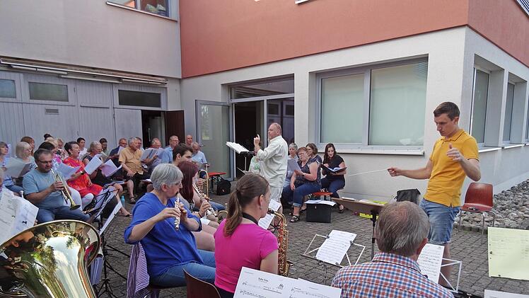 Knapp 80 Musiker m&uuml;ssen von den beiden Dirigenten (l.) Wolfgang Wirsching und Michael Stettner perfekt abgestimmt werden. Dabei ist Konzentration gefragt.