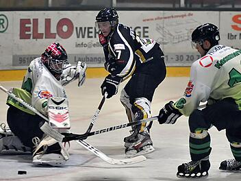 Mit vereinten Kräften vereiteln Goalie Ronny Glaser und Marc Kaczmarek (rechts) eine Chance der Gäste. Fotos: Picturedreams