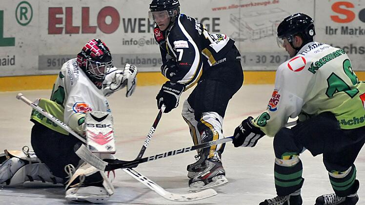 Mit vereinten Kräften vereiteln Goalie Ronny Glaser und Marc Kaczmarek (rechts) eine Chance der Gäste. Fotos: Picturedreams