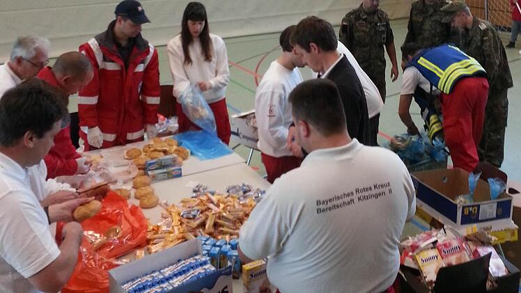 Die Einsatzkräfte aus dem Landkreis Kitzingen beim Zubereiten von Lunchpaketen für Einsatzkräfte. Foto: privat