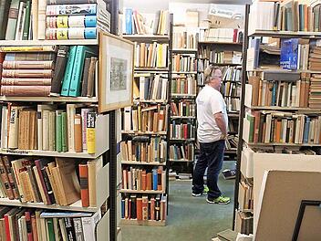 Fast ein wenig verloren wirkt Heiner Schulze in den Massen an Büchern. Wohin mit ihnen, wo es doch kaum Käufer gibt? Fotos: Markus Häggberg