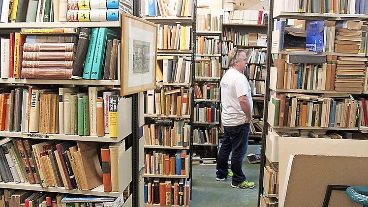 Fast ein wenig verloren wirkt Heiner Schulze in den Massen an Büchern. Wohin mit ihnen, wo es doch kaum Käufer gibt? Fotos: Markus Häggberg