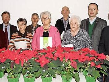 Diese Mitglieder wurden für Treue ausgezeichnet und teilweise zu Ehrenmitgliedern ernannt; mit Kreisfachberater Guntram Ulsamer (Zweiter vvon links) sowie Vorsitzendem Manfred Krönert und Bürgermeister Michael Ziegler (von rechts). Foto: Günther Geiling