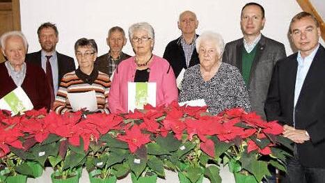 Diese Mitglieder wurden für Treue ausgezeichnet und teilweise zu Ehrenmitgliedern ernannt; mit Kreisfachberater Guntram Ulsamer (Zweiter vvon links) sowie Vorsitzendem Manfred Krönert und Bürgermeister Michael Ziegler (von rechts). Foto: Günther Geiling