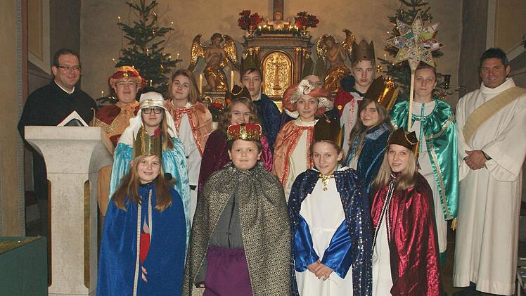 Die Sternsinger in Oberschleichach sandten Pfarrer Thomas Klemm (links) und Diakon Joachim Stapf (rechts) aus. Foto: Sabine Weinbeer