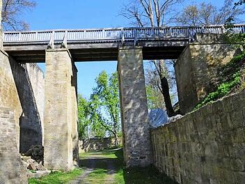 Von dieser Brücke stürzte die 58-jährige Frau. Sie fiel etwa zehn Meter in die Tiefe. Jede Hilfe kam für die Frau zu spät. Fotos: Gerold Snater