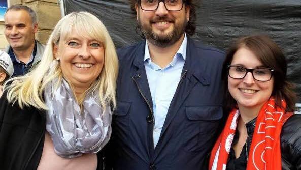 In Ebern und Umgebung gibt es viele Brose-Fans: Die aus Ebern stammende Marion Sippel (links) geh&ouml;rt dazu. Sie traf zusammen mit Freundin Kristin Winkel (rechts) Trainer Andrea Trinchieri am Sonntagabend auf dem Maxplatz. Marion Sippel: "Ich liebe diese Sportart." Foto: privat