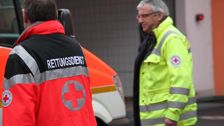 Immer freundlich: Thomas Weber und Rudolf Baier (hinten) vom Roten Kreuz in Bad Kissingen. Foto: Anja Greiner
