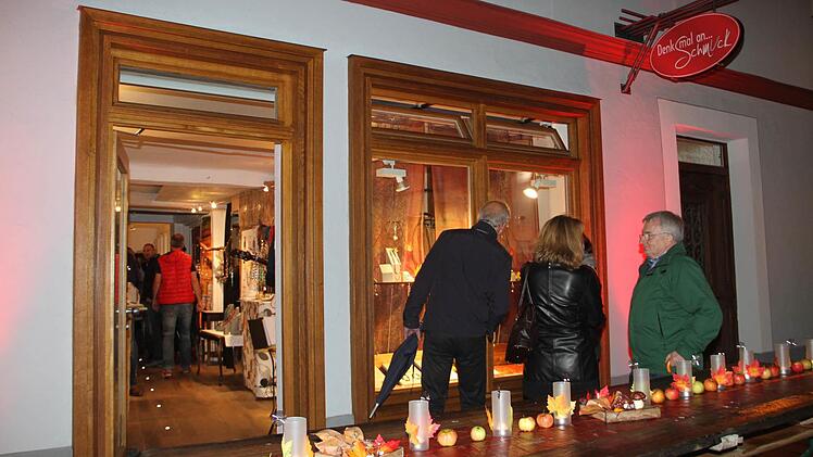 Hell erleuchtete Schaufenster luden zum Eintreten ein.