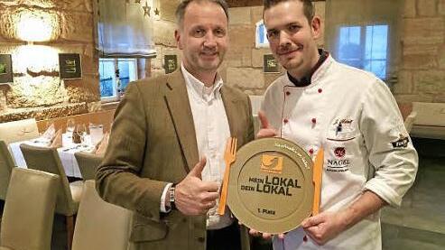 Gastronom Norbert N&auml;gel (l.) und K&uuml;chenchef Jan Heinl freuen sich &uuml;ber den "Goldenen Teller", den sie in der TV-Serie "Mein Lokal, Dein Lokal" gewonnen haben. Foto: Schloss Atzelsberg