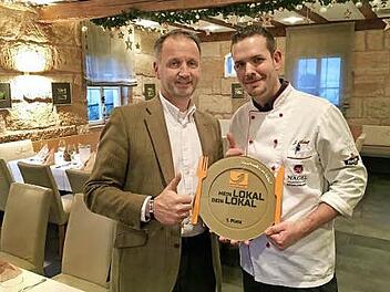 Gastronom Norbert Nägel (l.) und Küchenchef Jan Heinl freuen sich über den "Goldenen Teller", den sie in der TV-Serie "Mein Lokal, Dein Lokal" gewonnen haben. Foto: Schloss Atzelsberg