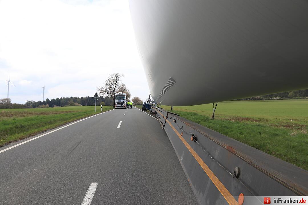 Schwertransport mit Windradflügel landet bei Thurnau im Graben