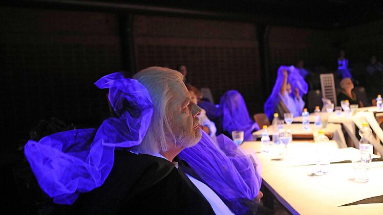 Das "Projekt Parzival" nach einem Text von Tankred Dorst feierte Premiere im Coburger Theater in der Reithalle.Foto: Henning Rosenbusch