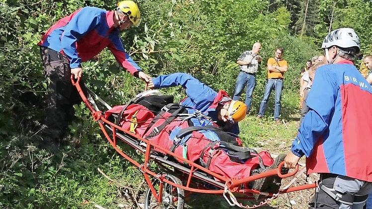 Im Bergesack wurde das Unfallopfer abtransportiert.  Foto: Josef Hofbauer