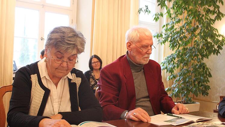 Jede Menge Lesestoff: Rosalinde Heider und Dieter Jonas vom Seniorenbeirat der Stadt blättern zum ersten Mal in dem druckfrischen Ratgeber  -  auch ihrem Werk. Es ist übrigens der dritte nach 1978 und 1992. Foto: Thomas Ahnert