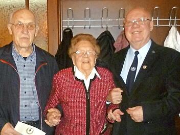 Zu Ehrenmitgliedern der Soldatenkameradschaft Neuses wurden Georg Höfner (links) und Rosa Thron ernannt. Rechts Vorsitzender Günther Hanna