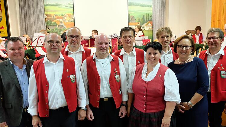 NBMB-Ehrung für 40 Jahre:  (von links) Dominik Sitter (NBMB), Alex Klopf, Armin Helmrich, Dieter Geier, Jürgen Schleier, Katja Wirsing (30 Jahre), Ansgar Englert, Karin Renner (Schirmherin)und Thomas Schmitt (Vorsitzender). Foto: Philipp Bauernschubert