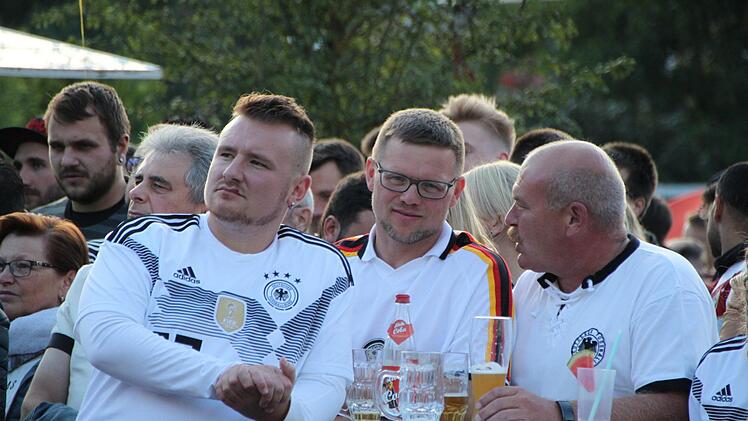 Spannung pur beim Public Viewing auf dem Sinnauplatz Foto: Ulrike Müller