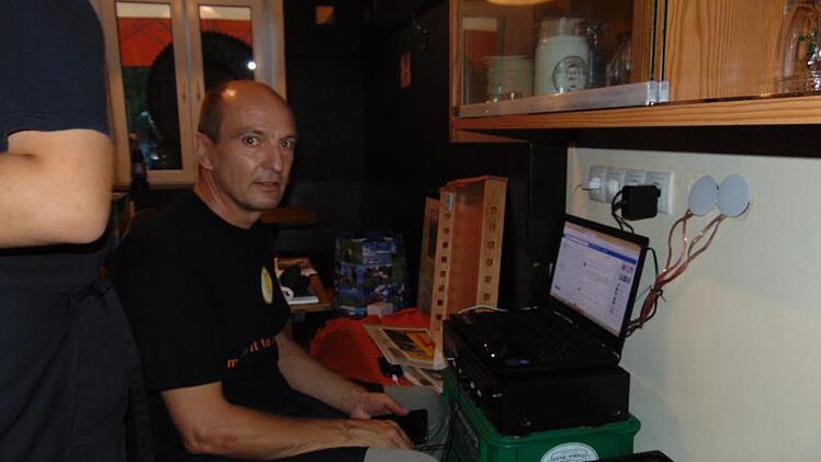 Jochen Gundelfinger liest Facebook-Kommentare. Foto: Petra Malbrich